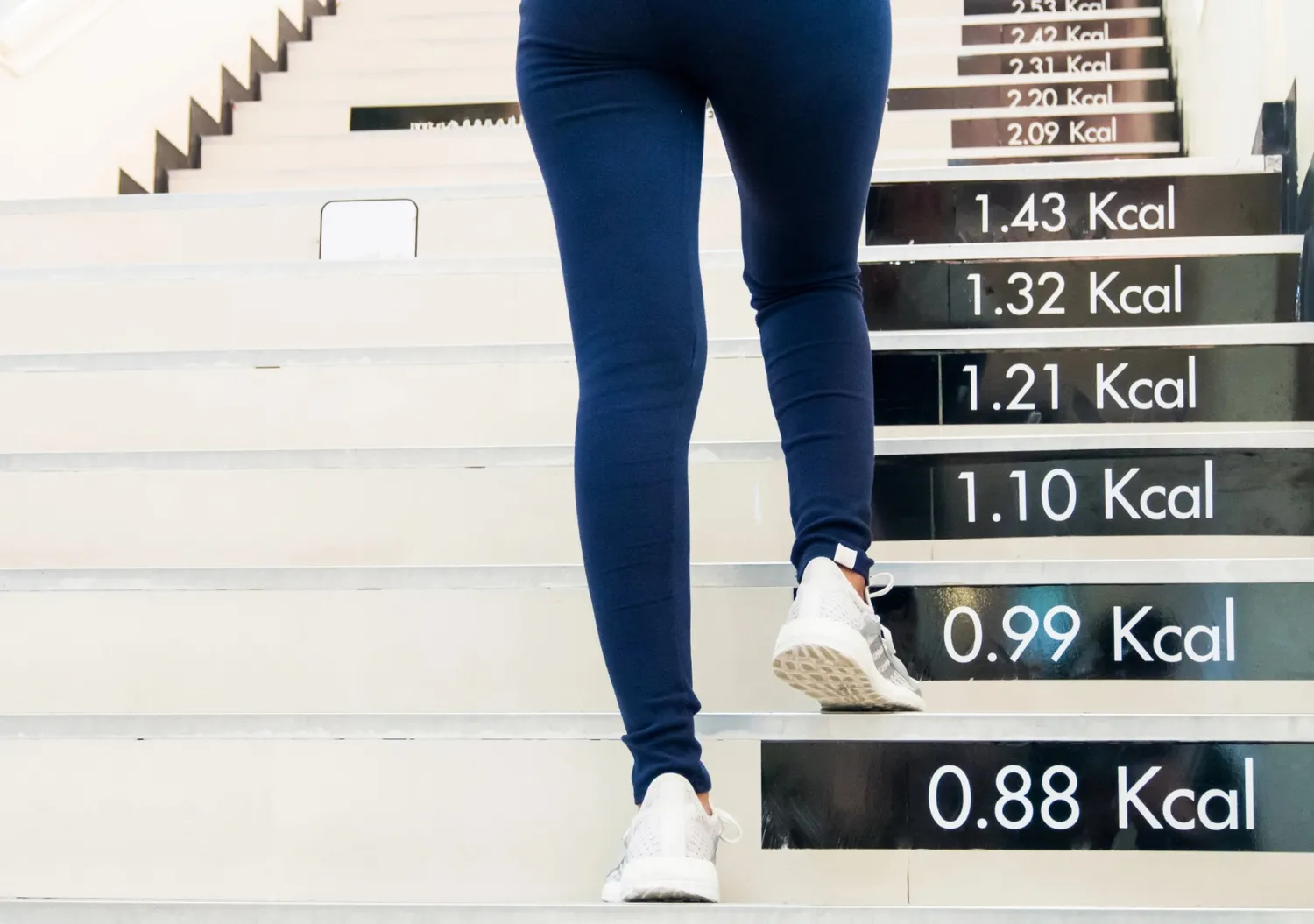 Timeline for Weight Loss Results with Tirzepatide Person climbing stairs with calorie counts, symbolizing steady progress on the tirzepatide weight loss timeline. Reflects how fast tirzepatide works, appetite suppression, and what to expect the first month, including results after 4 weeks and losing 10 pounds.